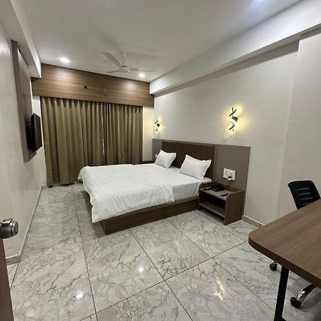 Hotel Fun N Food Бгудж Екстер'єр фото